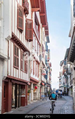 Frankreich, Pyrenäen Atlantiques, Baskenland, Saint Jean de Luz, Einkaufsstraße, Rue Tourasse // Frankreich, Pyrénées-Atlantiques (64), Pays-Basque, Sain Stockfoto