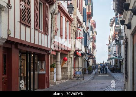 Frankreich, Pyrenäen Atlantiques, Baskenland, Saint Jean de Luz, Einkaufsstraße, Rue Tourasse // Frankreich, Pyrénées-Atlantiques (64), Pays-Basque, Sain Stockfoto