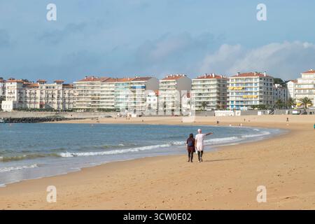 Frankreich, Pyrenäen Atlantiques, Baskenland, Saint Jean de Luz, Grande Plage und Uferpromenade // Frankreich, Pyrénées-Atlantiques (64), Pays-Baskisch, Saint-Je Stockfoto