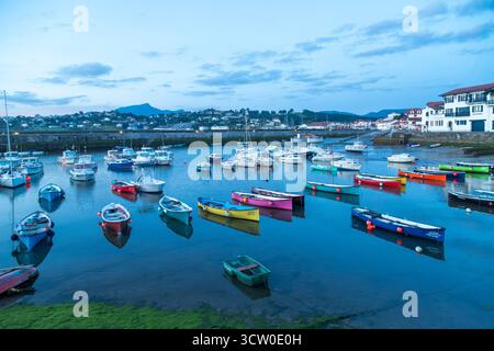 Frankreich, Pyrenäen Atlantiques, Baskenland, Ciboure, Yachthafen // Frankreich, Pyrénées Atlantiques (64), Pays Basque, Ciboure, Port de Plaisance Stockfoto