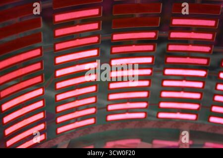 Roter, leuchtender Plastikaufkleber in Form eines echten Equalizers, der zur Musik aufblitzt. Viele rot leuchtende Quadrate auf weichem Kunststoffhintergrund, lebhaft, Stockfoto