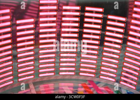 Roter, leuchtender Plastikaufkleber in Form eines echten Equalizers, der zur Musik aufblitzt. Viele rot leuchtende Quadrate auf weichem Kunststoffhintergrund, lebhaft, Stockfoto