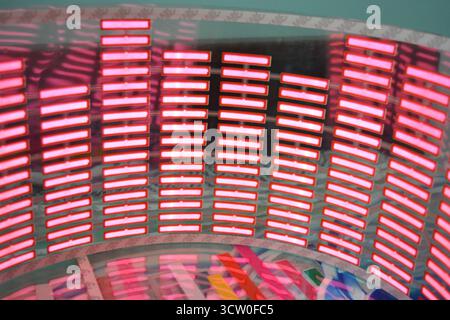 Roter, leuchtender Plastikaufkleber in Form eines echten Equalizers, der zur Musik aufblitzt. Viele rot leuchtende Quadrate auf weichem Kunststoffhintergrund, lebhaft, Stockfoto