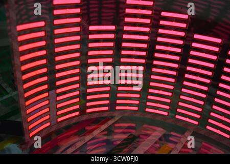 Roter, leuchtender Plastikaufkleber in Form eines echten Equalizers, der zur Musik aufblitzt. Viele rot leuchtende Quadrate auf weichem Kunststoffhintergrund, lebhaft, Stockfoto