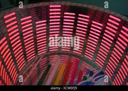 Roter, leuchtender Plastikaufkleber in Form eines echten Equalizers, der zur Musik aufblitzt. Viele rot leuchtende Quadrate auf weichem Kunststoffhintergrund, lebhaft, Stockfoto