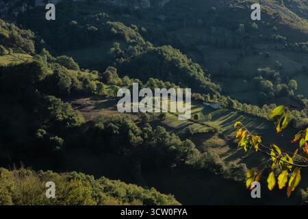 Wunderschönes Licht im grünen Tal von Ojo de Buey und Peña MEA, Pelugano, Asturien, Spanien Stockfoto