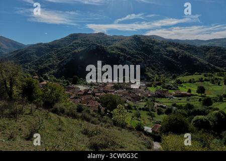 Blick auf das Dorf der Bauerngemeinde Pelugano, Asturien, Spanien Stockfoto