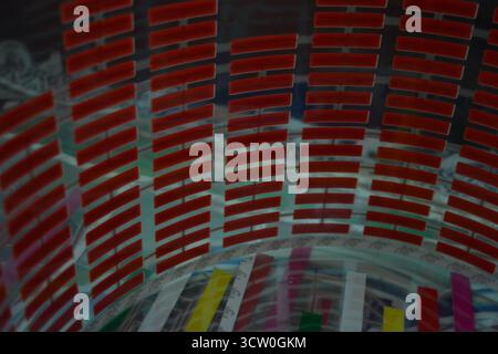 Roter, leuchtender Plastikaufkleber in Form eines echten Equalizers, der zur Musik aufblitzt. Viele rot leuchtende Quadrate auf weichem Kunststoffhintergrund, lebhaft, Stockfoto