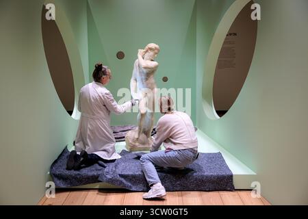 HAARLEM – Michelangelos Marmorstatue Apollo David (ca. 1530) wird während der Installation der Ausstellung „Michelangelos Männer“ im Teylers Museum untersucht. Dies ist das erste Mal, dass eine Marmorstatue von Michelangelo in den Niederlanden ausgestellt wurde. ANP RAMON VAN FLYMEN niederlande Out - belgien Out Credit: ANP/Alamy Live News Stockfoto
