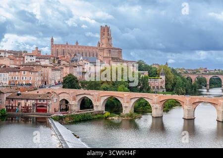 Kathedrale von Sainte Cécile und die Ufer des Tarn, von der Pont Neuf in Albi, im Tarn, in Occitanie, Frankreich Stockfoto