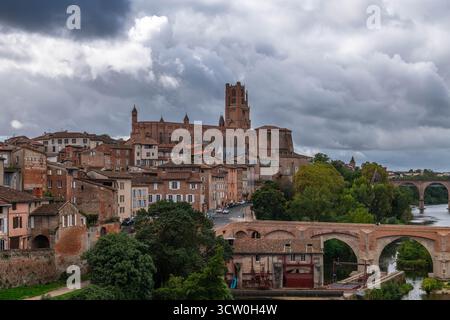 Kathedrale von Sainte Cécile und die Ufer des Tarn, von der Pont Neuf in Albi, im Tarn, in Occitanie, Frankreich Stockfoto