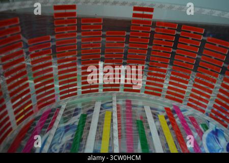 Roter, leuchtender Plastikaufkleber in Form eines echten Equalizers, der zur Musik aufblitzt. Viele rot leuchtende Quadrate auf weichem Kunststoffhintergrund, lebhaft, Stockfoto