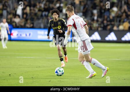 Los Angeles, USA. Oktober 2025. Toronto FC-Verteidiger Sigurd Rosted (17) kontrolliert den Ball in der zweiten Hälfte des Spiels gegen Toronto FC am 8. Oktober 2025 im BMO Stadium in Los Angeles, CA. (Foto: Corine Solberg/SIPA USA) Credit: SIPA USA/Alamy Live News Stockfoto