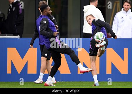 Herzogenaurach, Deutschland. Oktober 2025. Fußball: Nationalmannschaft, WM-Qualifikation, vor dem Spiel gegen Luxemburg (10.10.), Ridle Baku (l-r, Deutschland) und Maximilian Beier (Deutschland) im Training. Quelle: Federico Gambarini/dpa/Alamy Live News Stockfoto
