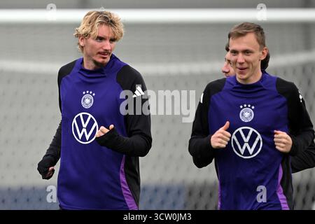 Herzogenaurach, Deutschland. Oktober 2025. Fußball: Nationalmannschaft, WM-Qualifikation, vor dem Spiel gegen Luxemburg (10.10.), Nick Woltemade (l-r, Deutschland), Angelo Stiller (Deutschland) und Maximilian Beier (Deutschland) im Training. Quelle: Federico Gambarini/dpa/Alamy Live News Stockfoto