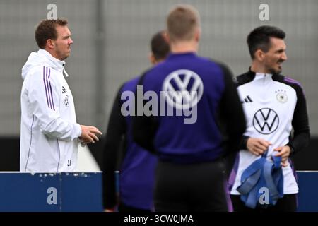 Herzogenaurach, Deutschland. Oktober 2025. Fußball: Nationalmannschaft, WM-Qualifikation, vor dem Spiel gegen Luxemburg (10.10.), Nationaltrainer Julian Nagelsmann (l) im Training. Quelle: Federico Gambarini/dpa/Alamy Live News Stockfoto