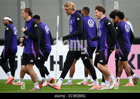 Herzogenaurach, Deutschland. Oktober 2025. Fußball: Nationalmannschaft, WM-Qualifikation, vor dem Spiel gegen Luxemburg (10.10.), Maximilian Beier (Deutschland), Nick Woltemade (Deutschland) und Angelo Stiller (Deutschland) im Training. Quelle: Federico Gambarini/dpa/Alamy Live News Stockfoto
