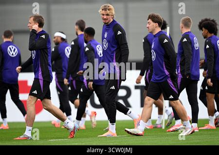 Herzogenaurach, Deutschland. Oktober 2025. Fußball: Nationalmannschaft, WM-Qualifikation, vor dem Spiel gegen Luxemburg (10.10.), Maximilian Beier (Deutschland), Nick Woltemade (Deutschland) und Angelo Stiller (Deutschland) im Training. Quelle: Federico Gambarini/dpa/Alamy Live News Stockfoto