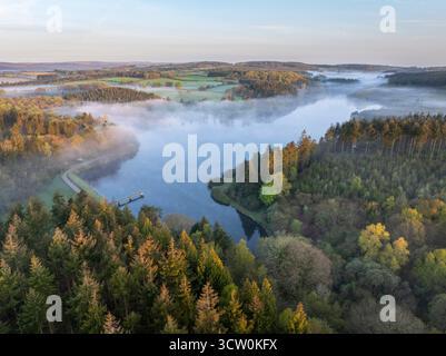 Aus der Vogelperspektive des Kennick Reservoir an einem nebeligen Morgen im Dartmoor National Park, Devon, England. Frühjahr (April) 2025. Stockfoto