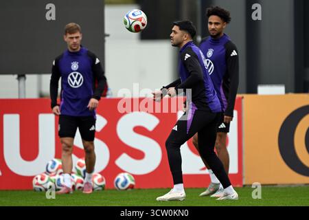 Herzogenaurach, Deutschland. Oktober 2025. Fußball: Nationalmannschaft, WM-Qualifikation, vor dem Spiel gegen Luxemburg (10.10.), Joshua Kimmich (Deutschland), Nadiem Amiri (Deutschland) und Kevin Schade im Training. Quelle: Federico Gambarini/dpa/Alamy Live News Stockfoto