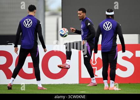 Herzogenaurach, Deutschland. Oktober 2025. Fußball: Nationalmannschaft, WM-Qualifikation, vor dem Spiel gegen Luxemburg (10.10.), Aleksandar Pavlovic (Deutschland), Felix Nmecha (Deutschland) und Serge Gnabry (Deutschland) im Training. Quelle: Federico Gambarini/dpa/Alamy Live News Stockfoto