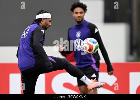 Herzogenaurach, Deutschland. Oktober 2025. Fußball: Nationalmannschaft, WM-Qualifikation, vor dem Spiel gegen Luxemburg (10.10.), Serge Gnabry (Deutschland) und Kevin Schade im Training. Quelle: Federico Gambarini/dpa/Alamy Live News Stockfoto