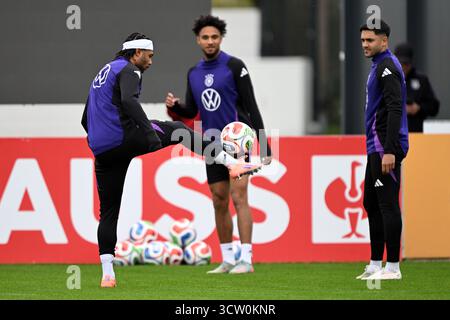Herzogenaurach, Deutschland. Oktober 2025. Fußball: Nationalmannschaft, WM-Qualifikation, vor dem Spiel gegen Luxemburg (10.10.), Serge Gnabry (Deutschland), Kevin Schade und Nadiem Amiri (Deutschland) im Training. Quelle: Federico Gambarini/dpa/Alamy Live News Stockfoto