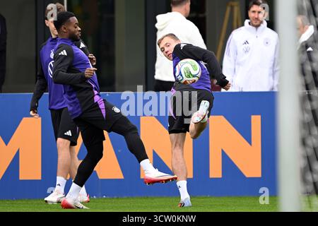 Herzogenaurach, Deutschland. Oktober 2025. Fußball: Nationalmannschaft, WM-Qualifikation, vor dem Spiel gegen Luxemburg (10.10.), Ridle Baku (Deutschland) und Maximilian Beier (Deutschland) im Training. Quelle: Federico Gambarini/dpa/Alamy Live News Stockfoto