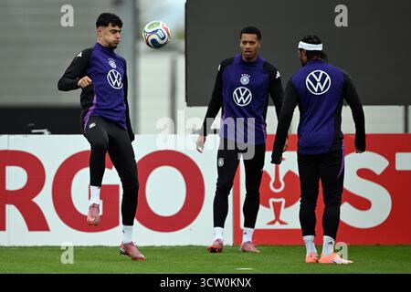 Herzogenaurach, Deutschland. Oktober 2025. Fußball: Nationalmannschaft, WM-Qualifikation, vor dem Spiel gegen Luxemburg (10.10.), Aleksandar Pavlovic (Deutschland), Felix Nmecha (Deutschland) und Serge Gnabry (Deutschland) im Training. Quelle: Federico Gambarini/dpa/Alamy Live News Stockfoto