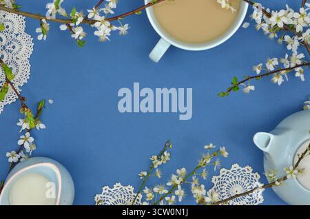 Rahmen aus weißen Blumen, Retro-Servietten und Kaffee-Set mit leerem Platz in der Mitte, um Inhalt zu füllen - Wünsche, Glückwunsch. Stockfoto