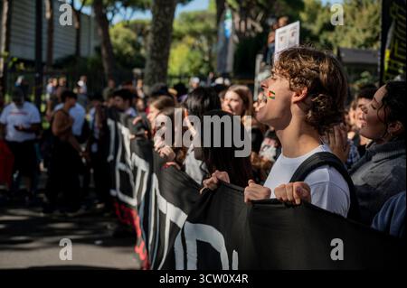 Die Demonstranten halten während der Demonstration ein Banner. Tausende von Menschen versammelten sich in Rom zu einem nationalen Protest pro Palästina am 2. Jahrestag des Beginns des Völkermords in Gaza. Stockfoto