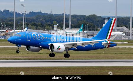 Ein Airbus A220-100 der Fluglinie, Airline, Fluggesellschaft ITA Airways mit dem Kennzeichen, der Registrierung I-ADVH bei der Landung am Flughafen Franz Josef Strauß, Airport München, 04.10.2025, München Deutschland, Wirtschaft, reisen, Flugzeuge am Flughafen München *** an Airbus A220 100 der Fluggesellschaft, Fluggesellschaft, Fluggesellschaft ITA Airways mit dem Nummernschild, Kennzeichen I ADVH Landung am Franz Josef Strauß Flughafen München, 04 10 2025, München Deutschland , Wirtschaft, Reise, Flugzeug am Flughafen München xobx Stockfoto