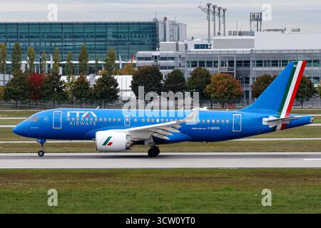Ein Airbus A220-100 der Fluglinie, Airline, Fluggesellschaft ITA Airways mit dem Kennzeichen, der Registrierung I-ADVH am Flughafen Franz Josef Strauß, Airport München, 04.10.2025, München Deutschland, Wirtschaft, reisen, Flugzeuge am Flughafen München *** an Airbus A220 100 der Fluggesellschaft, Fluggesellschaft, Fluggesellschaft ITA Airways mit dem Nummernschild, die Registrierung I ADVH am Franz Josef Strauß Airport, München Airport, 04 10 2025, München Deutschland , Wirtschaft, Reise, Flugzeug am Flughafen München xobx Stockfoto