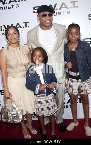 LL Cool J (Schauspielname James Todd Smith) und Familie bei der SWAT-Premiere. In Mann Village, Westwood, 30/7/03 Stockfoto