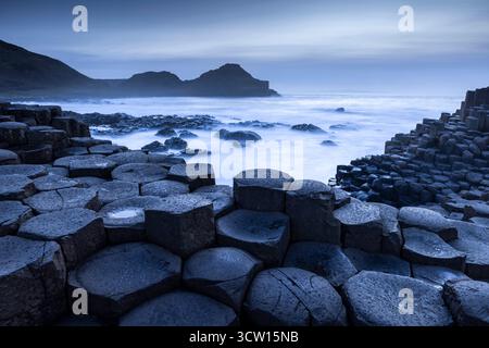 Dämmerung über dem Giant's Causeway auf der Causeway Coastal Route von County Antrim, Nordirland. Frühjahr (März) 2024. Stockfoto