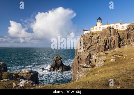 Neist Point Lighthouse auf den Klippen der Isle of Skye, Schottland. Winter (Februar) 2025. Stockfoto