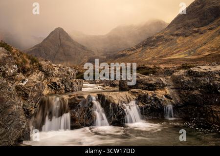 Sturm über die Black Cuillins und die Fairy Pools, Glenbrittle, Isle of Skye, Schottland. Winter (Februar) 2025. Stockfoto