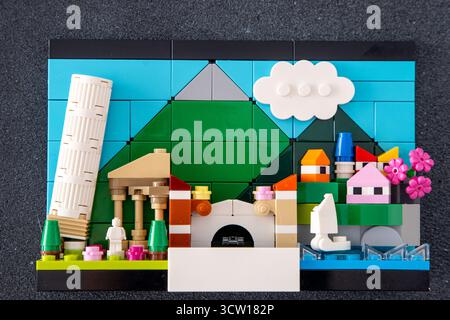 LEGO-Box-Konstrukteur mit allen Sehenswürdigkeiten Italiens in Miniatur. Ziegelspielzeug. Italien, Mailand - 17. Juli 2025 Stockfoto