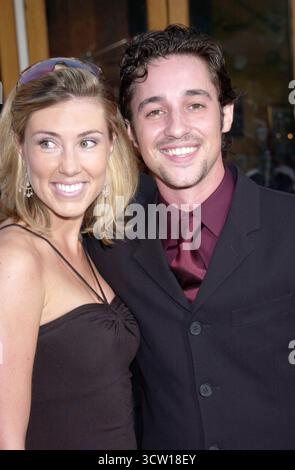 Thomas Ian Nicholas und Date bei der Weltpremiere von American Wedding. Im Universal Studios Cinema, North Hollywood, 24/7/03 Stockfoto