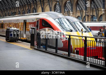 Pendler und Reisende fahren durch den Bahnhof King’s Cross, einem der geschäftigsten Verkehrsknotenpunkte Londons. Quelle: Sinai Images Stockfoto
