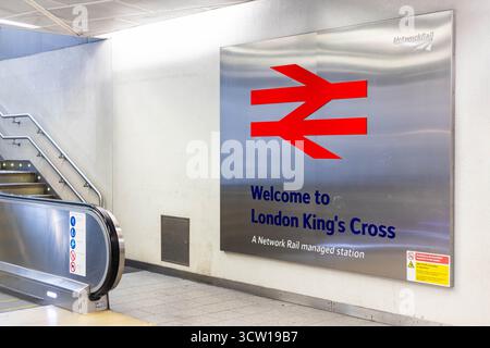 Pendler und Reisende fahren durch den Bahnhof King’s Cross, einem der geschäftigsten Verkehrsknotenpunkte Londons. Quelle: Sinai Images Stockfoto