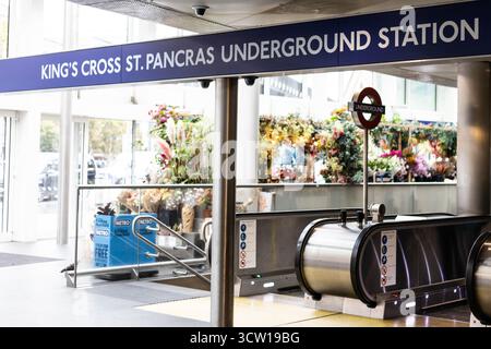 Pendler und Reisende fahren durch den Bahnhof King’s Cross, einem der geschäftigsten Verkehrsknotenpunkte Londons. Quelle: Sinai Images Stockfoto