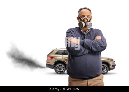 Reifer Mann mit einer Gasmaske vor einem Fahrzeug, das die Luft isoliert auf weißem Hintergrund verschmutzt Stockfoto