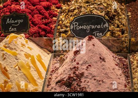 Mango- und Granatapfeltee-Aromen, zum Verkauf auf einem Markt in der Türkei Stockfoto