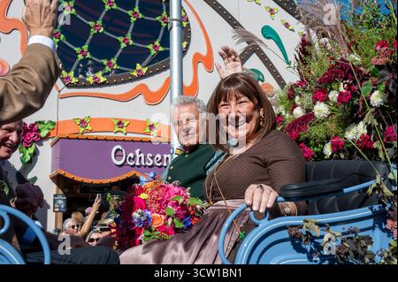 München, 190. Münchner Oktoberfest, Einzug der Wiesnwirte, Festkutsche mit Büergermeister Dieter Reiter und Ehefrau Petra *** München, 190 Münchner Oktoberfest, die Oktoberfestveranstalter betreten, Festivalwagen mit Bürgermeister Dieter Reiter und seiner Frau Petra Stockfoto