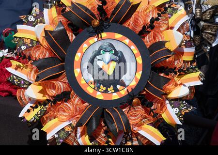 Ein orangefarbener und schwarzer halloween-Kranz mit Angry Bird und Candy Corn. Beim Hudson Valley Irish fest 2025 in Peekskill, New York. Stockfoto