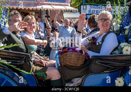 München, 190. Münchner Oktoberfest, Wiesn Einzug, Festkutsche der Ochsenbraterei, Familie Haberl *** München, 190 Münchner Oktoberfest, Oktoberfestprozession, Festkutsche der Ochsenbraterei, Familie Haberl Stockfoto