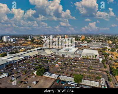 Blick aus der Vogelperspektive auf die Einkaufszentren der Stadt Gaborone, Wohn- und Geschäftsgebäude, Türme in der Nachbarschaft im zentralen Bereich, tagsüber Stockfoto