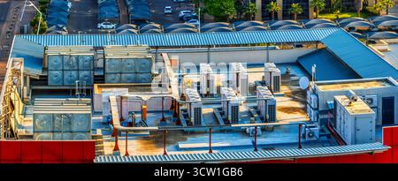 Luftaufnahme der Kanalkonstruktion kommerzielle Dachklimaanlagen Kühl- und Heizungssysteme und Lüftungseinheiten, Klimatisierung hoher Wirkungsgrad für La Stockfoto