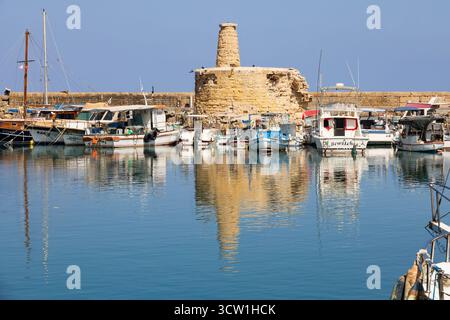 Boote liegen in Kyrenia, Hafen von Girne, Türkische Republik Nordzypern. Stockfoto
